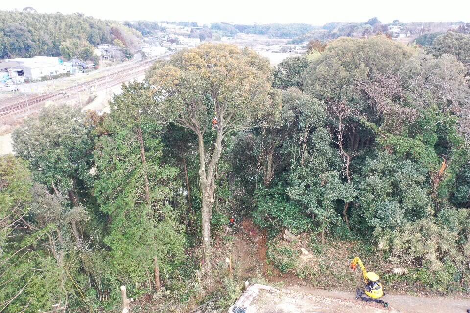 道路がありますが非常に狭く、傾斜が強いためにクレーンを据える事も出来ない現場でした。